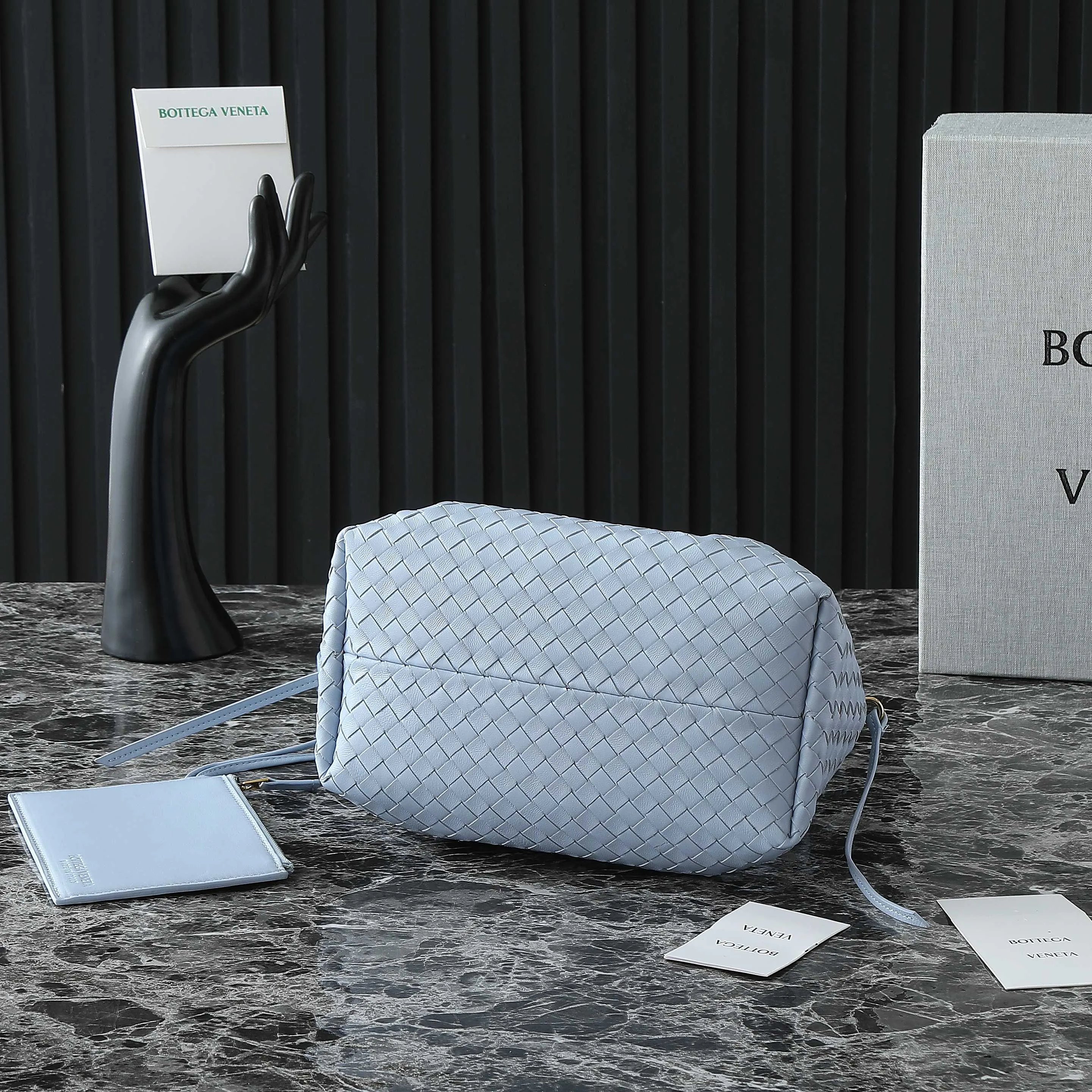 Batch 1660 BV25 spring and summer new product Mini pinacoteca two-tone surface. The weaving process is also super exquisite. Every texture is delicate and clear, and you can see the full ingenuity. 👜The bag uses 1 cm leather strips, which are purely hand-woven, highlighting the brand's craftsmanship. The inside is flipped to reveal a smooth suede lining that can be used on both sides, taking into account both fashion and practicality. 	 The small size can be worn on one shoulder or across the body, making it super versatile for daily commuting! 	 💕Fashionable ladies who like BV, come to me to get the same style~ ​Model number: 819004 ​Size: 24*15*12cm